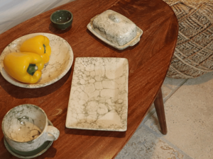 Mantequillera de cerámica para mesa de desayuno con bandeja, taza y plato compañero.